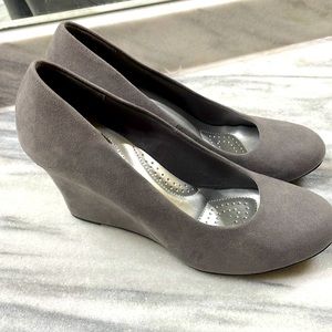 Dexflex comfort gray wedged heels, size 8.
